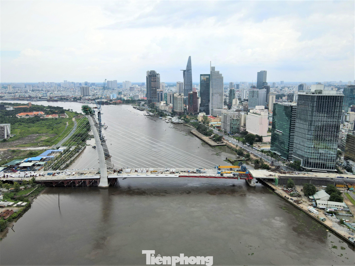 Công trình cầu Thủ Thiêm 2 dài hơn 1,4 km, trong đó phần cầu dài 886 m với 6 làn xe; thiết kế dây văng với trụ tháp chính cao 113 m.