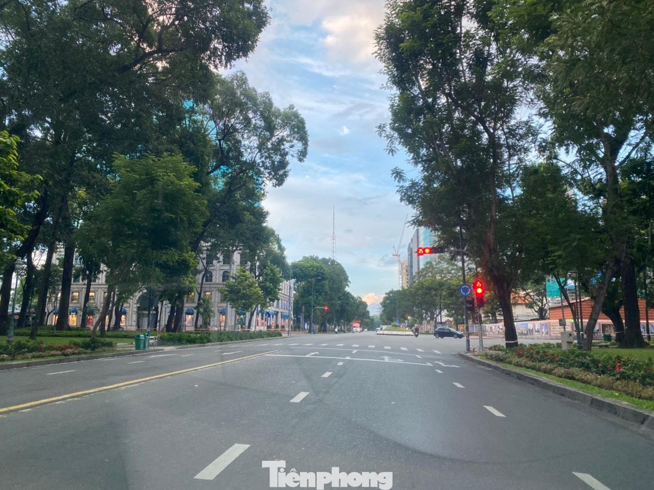 Khu vực xung quanh công viên 30/4, quận 1 bình thường rất đông đúc nhưng hôm nay cũng vắng vẻ.