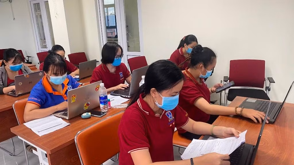 Sinh viên khoa Y trường ĐH Nguyễn Tất Thành tình nguyện tham gia chống dịch COVID-19.