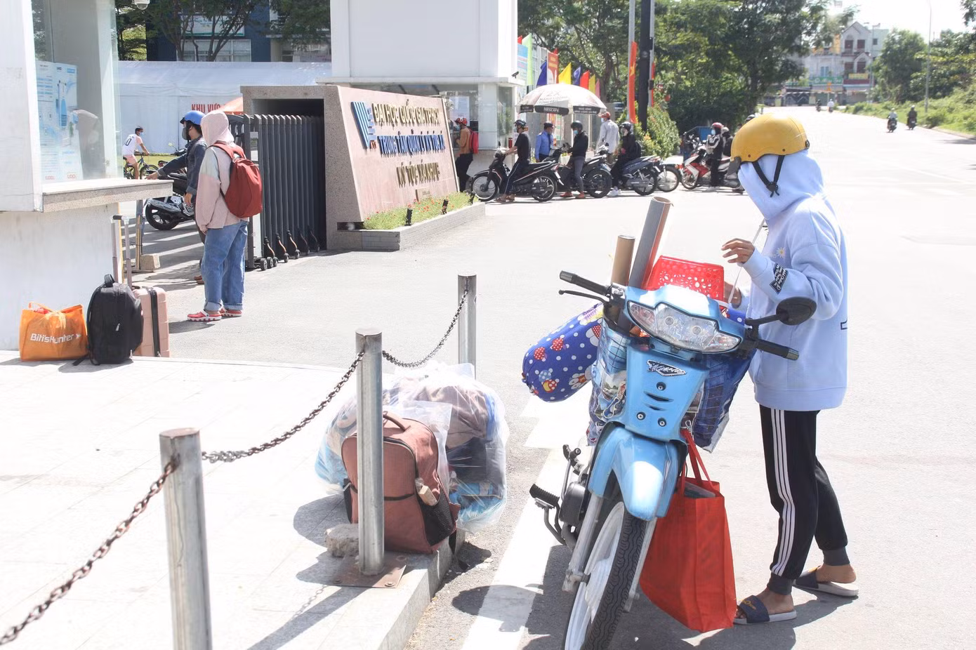Ban Quản lý KTX ĐHQG TP. HCM cho biết, không có chuyện cạy tủ đã khóa của sinh viên để thu dọn đồ đạc mà ban quản lý sẽ gia cố, dán niêm phong để bảo quản cho sinh viên.