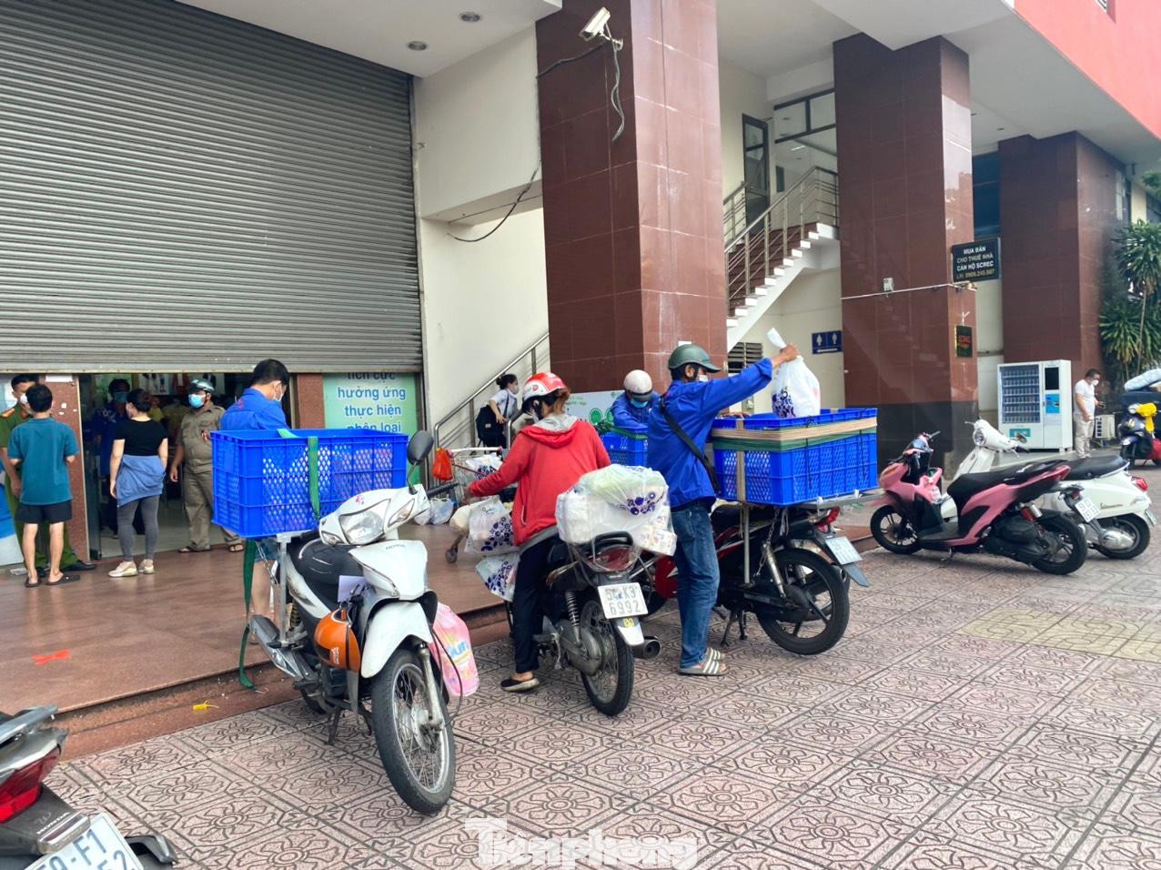 Bộ phận giao hàng của siêu thị Saigon Co.op trên đường Trường Sa, quận 3 đã ngưng nhận khách vào mua hàng từ 2h chiều nay. Bộ phận giao hàng của siêu thị Saigon Co.op trên đường Trường Sa, quận 3 đã ngưng nhận khách vào mua hàng từ 2h chiều nay.