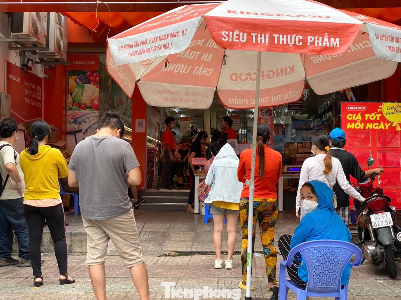 Tại một siêu thị trên đường Lê Văn Sỹ, quận Tân Bình người mua hàng đứng chen chúc, không đảm bảo quy định "5K". Tại một siêu thị trên đường Lê Văn Sỹ, quận Tân Bình người mua hàng đứng chen chúc, không đảm bảo quy định "5K".
