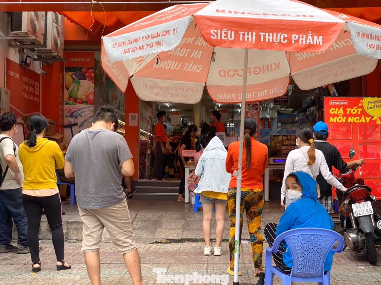 Tại một siêu thị trên đường Lê Văn Sỹ, quận Tân Bình người mua hàng đứng chen chúc, không đảm bảo quy định "5K".