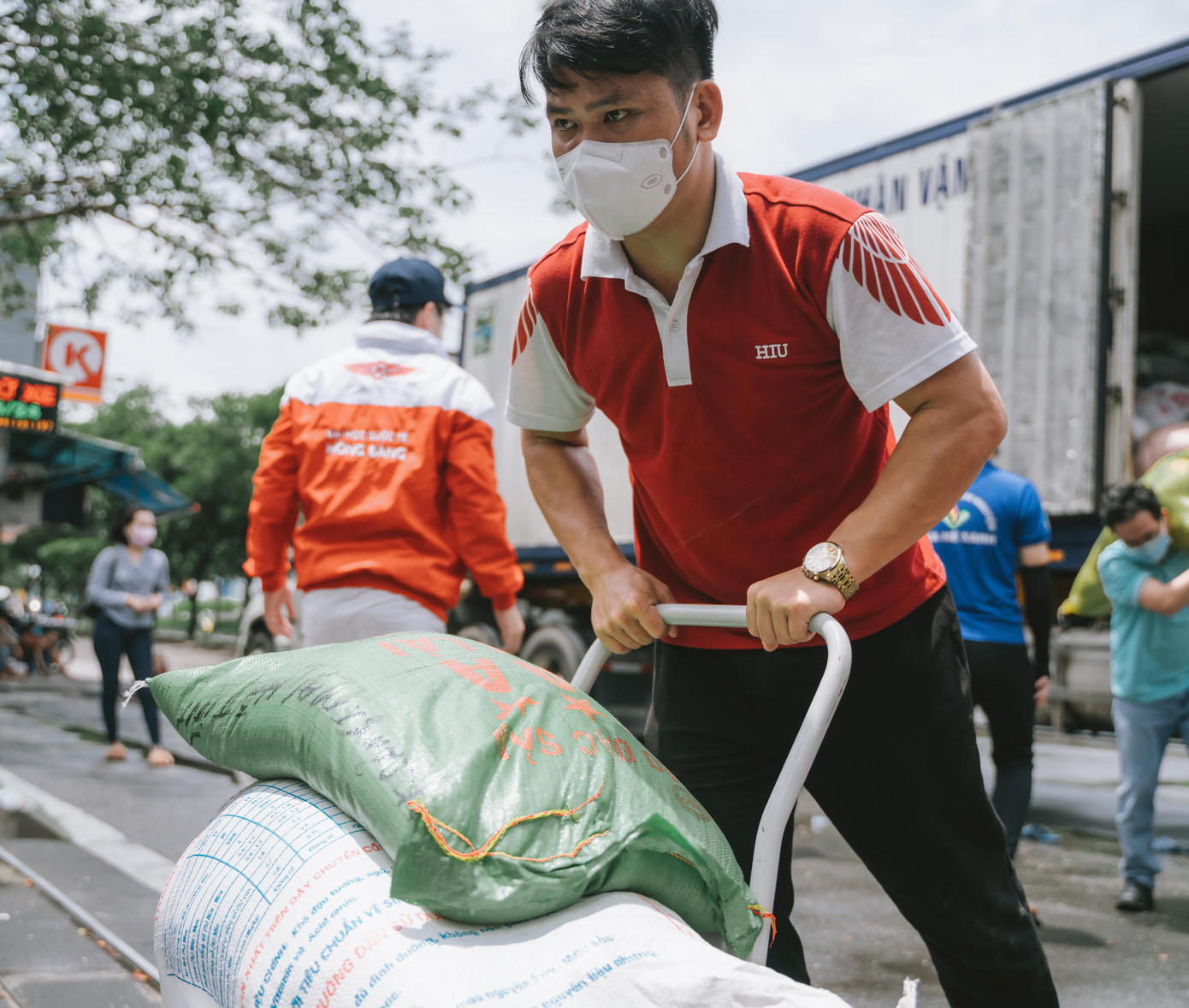 Dù là tham gia công việc gì miễn là mình giúp đỡ, hỗ trợ được cho mọi người thì Quốc Anh thấy đều ý nghĩa.