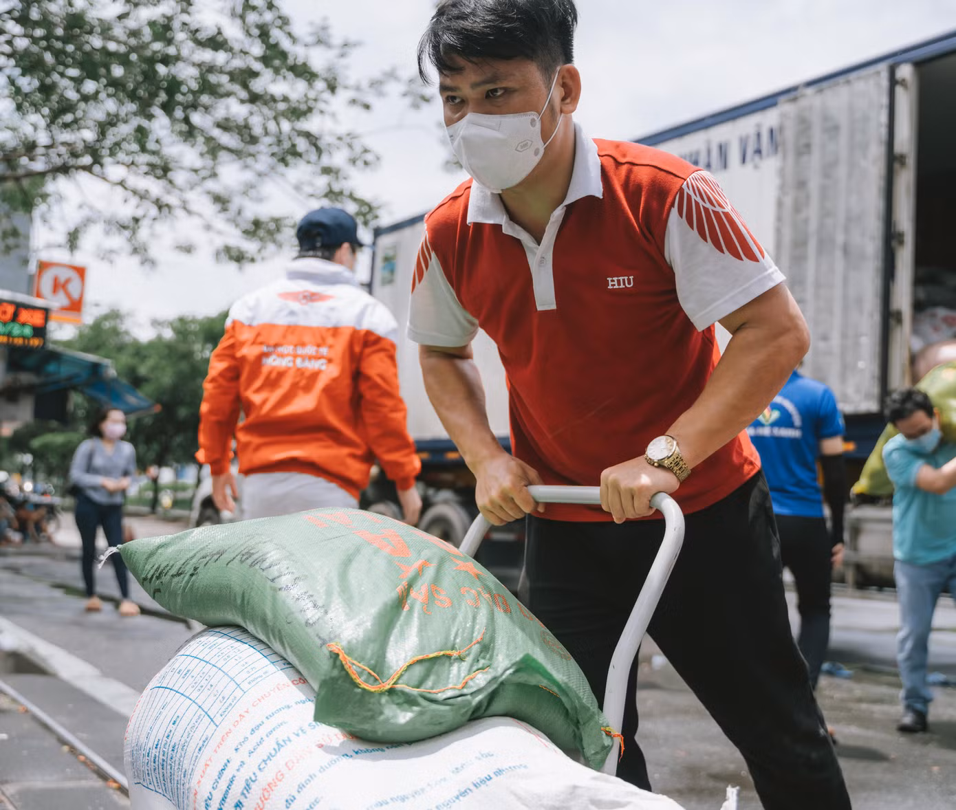 Dù là tham gia công việc gì miễn là mình giúp đỡ, hỗ trợ được cho mọi người thì Quốc Anh thấy đều ý nghĩa.