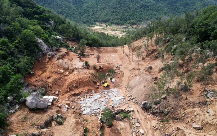 4ha trên núi Thị Vải bị sang gạt làm mặt bằng, cây cối bị chặt hạ. 4ha trên núi Thị Vải bị sang gạt làm mặt bằng, cây cối bị chặt hạ.