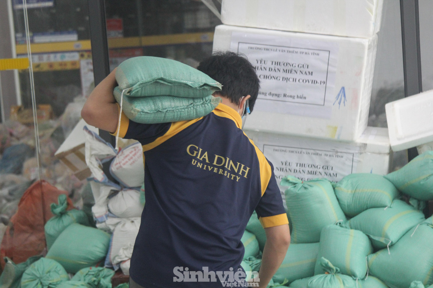 Hơn 400 kg rau củ các loại, 2.000 kg gạo, 360 kg trái cây, hơn 120 thùng mì ăn liền cung cá hộp và thịt chà bông… được các tình nguyện viên đóng gói và chuyển đến tay người nhận kịp thời.