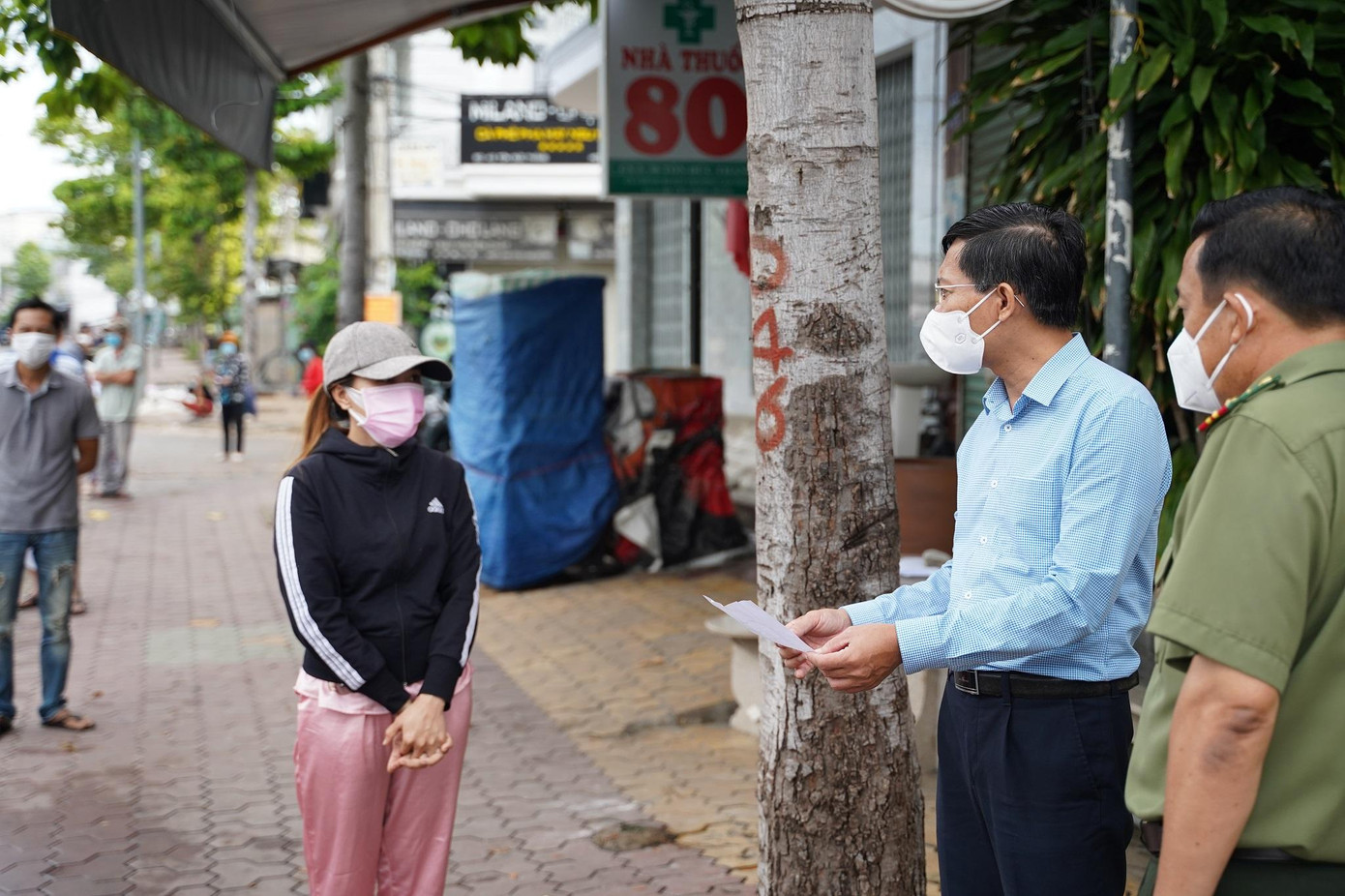 Chủ tịch UBND tỉnh Bình Thuận kiểm tra công tác xét nghiệm sàng lọc và trao đổi với người dân đi xét nghiệm về công tác này. Ảnh: binhthuan.gov.vn. Chủ tịch UBND tỉnh Bình Thuận kiểm tra công tác xét nghiệm sàng lọc và trao đổi với người dân đi xét nghiệm về công tác này. Ảnh: binhthuan.gov.vn.