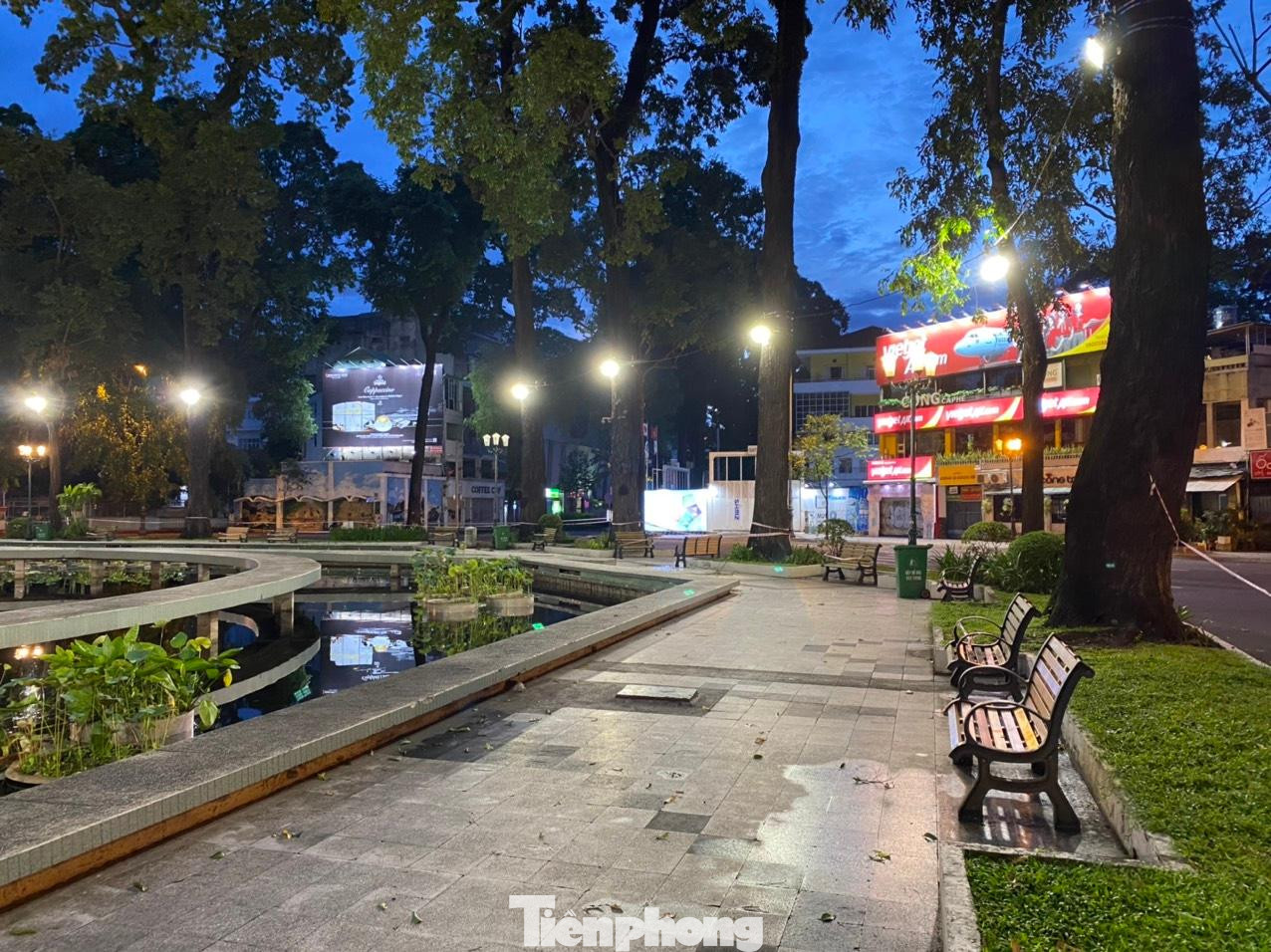 Hàng ghế phủ bụi.