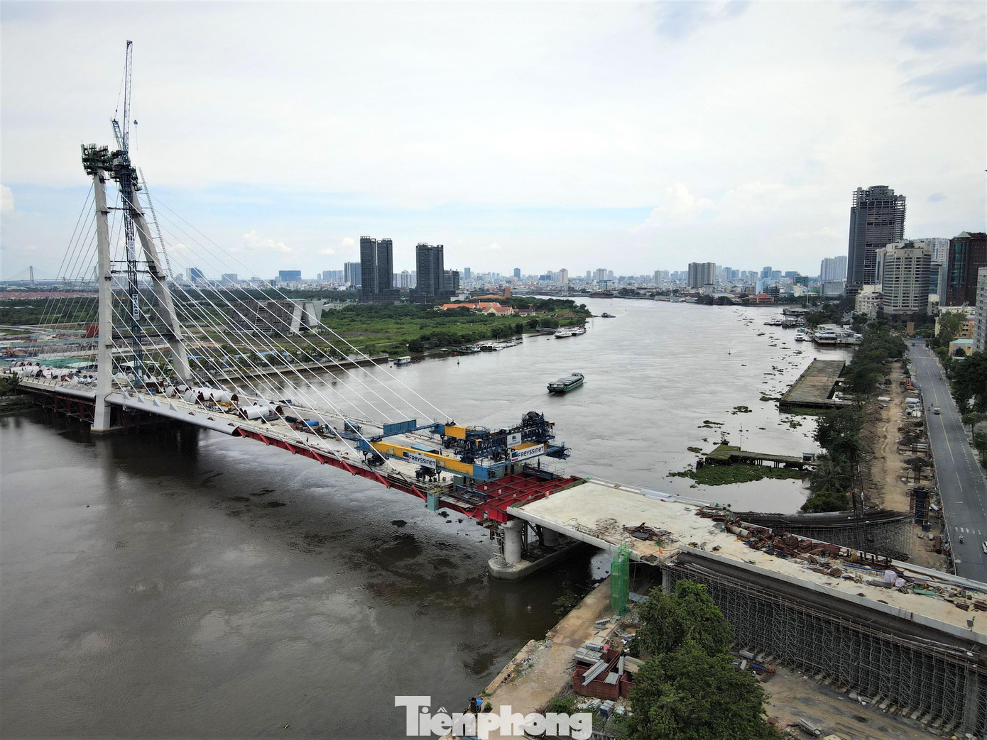 Công ty Đại Quang Minh cho biết, dù gặp rất nhiều khó khăn do ảnh hưởng của dịch bệnh, chủ đầu tư vẫn cố gắng bố trí đầy đủ vật tư, nhiên liệu để thi công, đảm bảo dự án triển khai theo tiến độ đề ra.