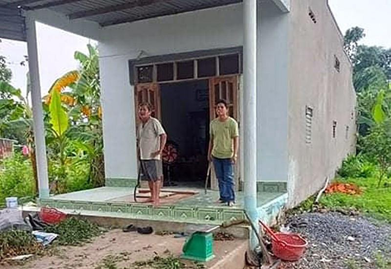 Hai cha con nghi phạm Nguyễn Quốc Bảo cầm dao đứng trước nhà thách thức lực lượng công an. Ảnh: Cắt từ clip. Hai cha con nghi phạm Nguyễn Quốc Bảo cầm dao đứng trước nhà thách thức lực lượng công an. Ảnh: Cắt từ clip.