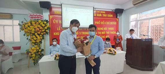 Doanh nghiệp trúng đấu giá đất ở Thủ Thiêm đã ký hợp đồng mua bán. Doanh nghiệp trúng đấu giá đất ở Thủ Thiêm đã ký hợp đồng mua bán.