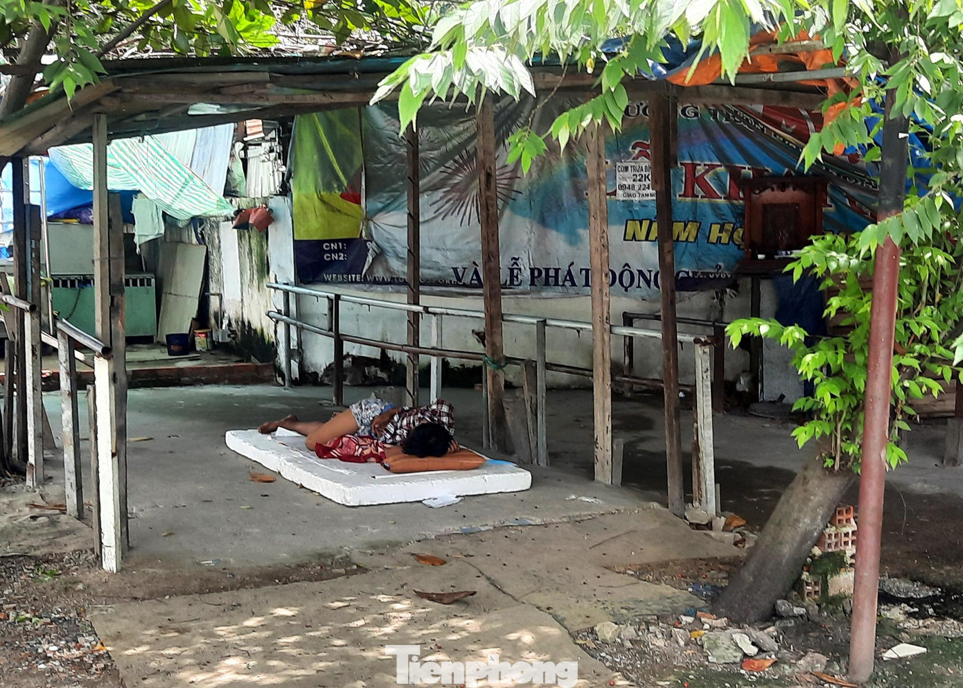 Nằm ngủ trên tấm xốp tại một quán cóc nằm ở lề đường Cao Lỗ (phường 4, quận 8), nghe tiếng động nam thanh niên thức dậy ngơ ngác nói, mình ngủ ở đây coi quán luôn chứ không có chỗ trọ. Nam thanh niên nói mình tên Trần Thanh Tùng, trước đây làm thợ phụ sơn nước nhưng dịch nên thất nghiệp, chủ quán biết nên thuê Tùng trông coi quán. “Không có tiền trả phòng trọ nên mình dọn ra phía trước quán ở luôn, khỏi tốn tiền phòng trọ. Hằng ngày người ta cho cơm hộp thì ăn cơm, cho mì gói thì ăn mì. Chắc ở đây đến khi nào hết dịch thì đi kiếm việc làm, chứ giờ đâu biết phải làm sao?”, Tùng nói. Nằm ngủ trên tấm xốp tại một quán cóc nằm ở lề đường Cao Lỗ (phường 4, quận 8), nghe tiếng động nam thanh niên thức dậy ngơ ngác nói, mình ngủ ở đây coi quán luôn chứ không có chỗ trọ. Nam thanh niên nói mình tên Trần Thanh Tùng, trước đây làm thợ phụ sơn nước nhưng dịch nên thất nghiệp, chủ quán biết nên thuê Tùng trông coi quán. “Không có tiền trả phòng trọ nên mình dọn ra phía trước quán ở luôn, khỏi tốn tiền phòng trọ. Hằng ngày người ta cho cơm hộp thì ăn cơm, cho mì gói thì ăn mì. Chắc ở đây đến khi nào hết dịch thì đi kiếm việc làm, chứ giờ đâu biết phải làm sao?”, Tùng nói.