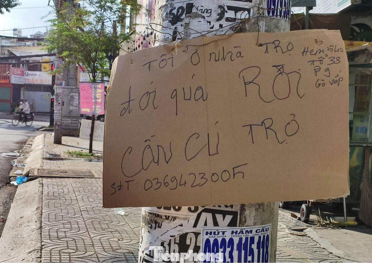 Hơn 2 tháng nay, dịch dã liên miên đã khiến vợ chồng anh Huỳnh Văn Hận (44 tuổi, ngụ quận Gò Vấp, TPHCM) không làm gì ra tiền nên viết tấm bảng treo cột điện cầu cứu. Ảnh: Ngô Tùng. Hơn 2 tháng nay, dịch dã liên miên đã khiến vợ chồng anh Huỳnh Văn Hận (44 tuổi, ngụ quận Gò Vấp, TPHCM) không làm gì ra tiền nên viết tấm bảng treo cột điện cầu cứu. Ảnh: Ngô Tùng.