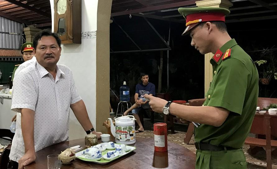 Cảnh sát đọc lệnh bắt Thiện "Soi" vào tối 1/12. Ảnh: Công an Bà Rịa-Vũng Tàu. Cảnh sát đọc lệnh bắt Thiện "Soi" vào tối 1/12. Ảnh: Công an Bà Rịa-Vũng Tàu.