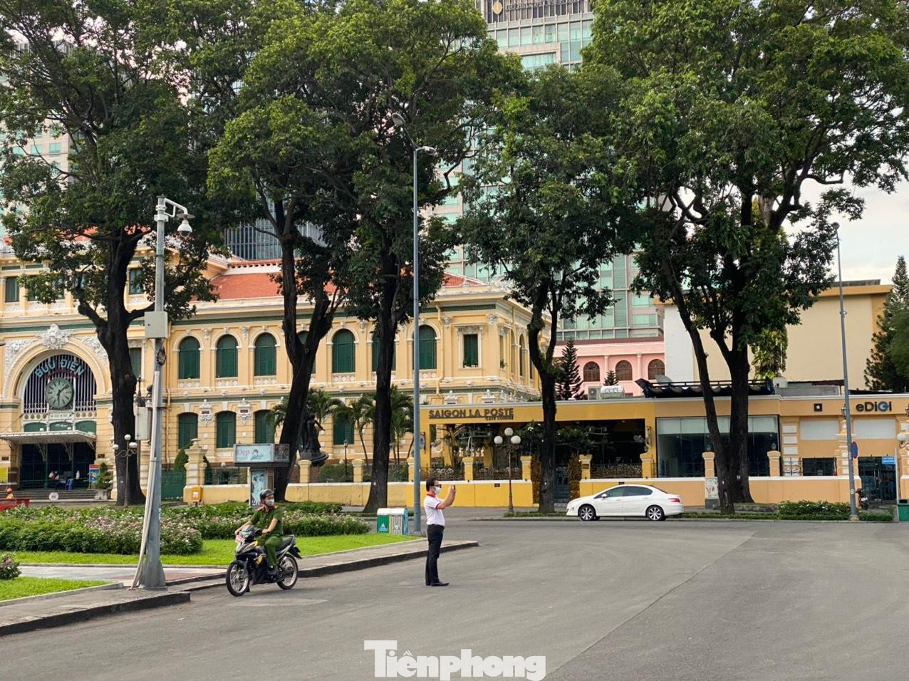 Ghi nhận của PV Tiền Phong, thời điểm bước qua 18h, lực lượng chức năng chỉ đi nhắc nhở người dân trở về nhà chứ chưa xử phạt.