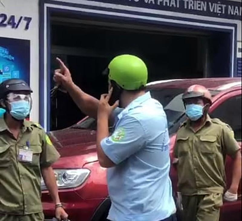 Ông D. tranh cãi với lực lượng trực chốt kiểm soát dịch COVID-19. Ảnh: PLO. Ông D. tranh cãi với lực lượng trực chốt kiểm soát dịch COVID-19. Ảnh: PLO.