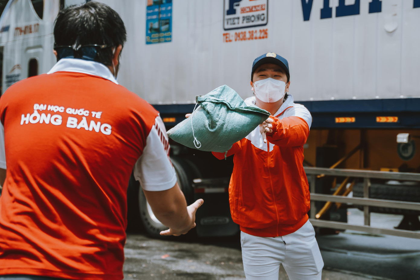 Để kịp thời chung tay góp phần hỗ trợ người dân, sinh viên bị mắt kẹt lại TP. HCM, sinh viên các trường đại học trong Hệ thống Giáo dục Nguyễn Hoàng đã cùng hẹn nhau thực hiện nhiều hoạt động tình nguyện có ý nghĩa.