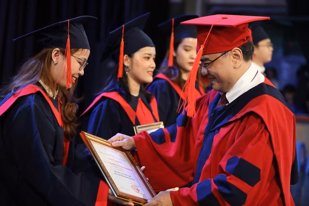 Tân cử nhân tốt nghiệp 3.98/4.0, đạt TOEIC 900.