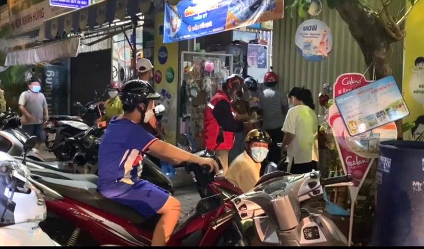 Xe máy để tràn ra vỉa hè, phía trước quán tạp hóa. Ảnh: Thanh Phong.