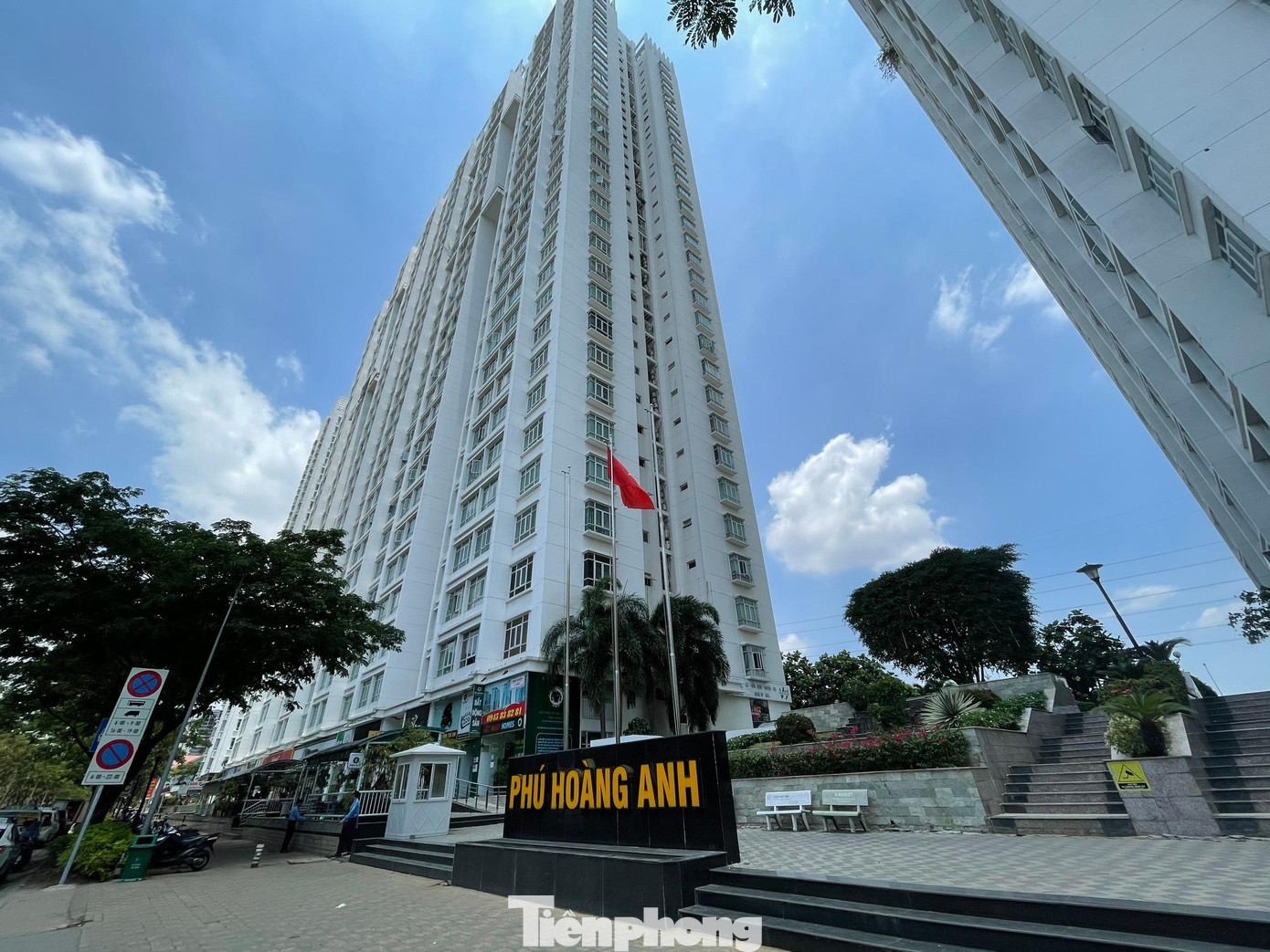 Ban quản trị cũ của chung cư Phú Hoàng Anh bị tố cáo về hành vi chiếm đoạt tài sản là quỹ bảo trì chung cư này, với số tiền lên đến 46 tỷ đồng. Ban quản trị cũ của chung cư Phú Hoàng Anh bị tố cáo về hành vi chiếm đoạt tài sản là quỹ bảo trì chung cư này, với số tiền lên đến 46 tỷ đồng.