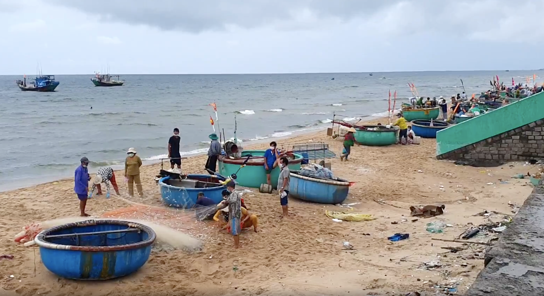 Ngư dân nào tự ý "vượt rào" sẽ bị lực lượng chức năng dùng ca nô kiểm tra, buộc quay vào bờ và lập biên bản xử lý. Ngư dân nào tự ý "vượt rào" sẽ bị lực lượng chức năng dùng ca nô kiểm tra, buộc quay vào bờ và lập biên bản xử lý.