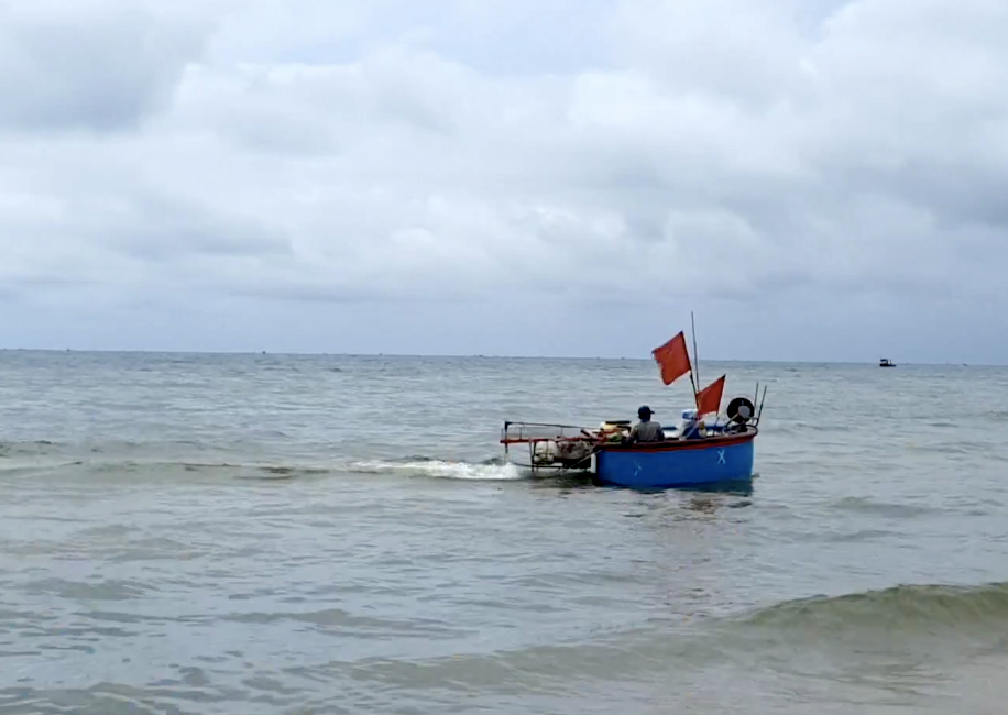 Khi được phép mở ra khơi đánh bắt hải sản, nhiều ngư dân rất vui mừng. Khi được phép mở ra khơi đánh bắt hải sản, nhiều ngư dân rất vui mừng.