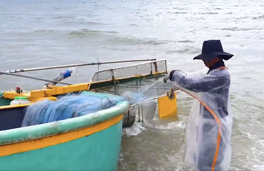 Tuy nhiên, do yêu cầu phòng chống dịch COVID-19 nên cơ quan chức năng hạn chế tụ tập đông người. Ngày đầu tiên chỉ cho 50% ngư dân được phép ra biển. Tuy nhiên, do yêu cầu phòng chống dịch COVID-19 nên cơ quan chức năng hạn chế tụ tập đông người. Ngày đầu tiên chỉ cho 50% ngư dân được phép ra biển.