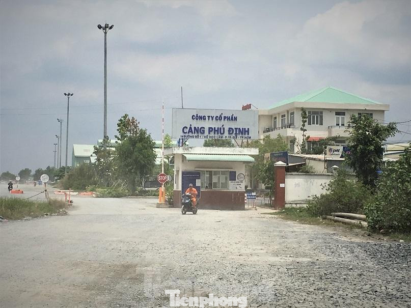 Cơ quan An ninh Điều tra Công an TPHCM đang thụ lý điều tra dấu hiệu sai phạm xảy ra tại Công ty CP cảng Phú Định theo kiến nghị của Thanh tra TPHCM. Trước đó, Thanh tra TP.HCM đã phát hiện nhiều dấu hiệu sai phạm trong công tác cổ phần hóa, tăng vốn điều lệ sau cổ phần hóa và việc thực hiện dự án cảng Phú Định.