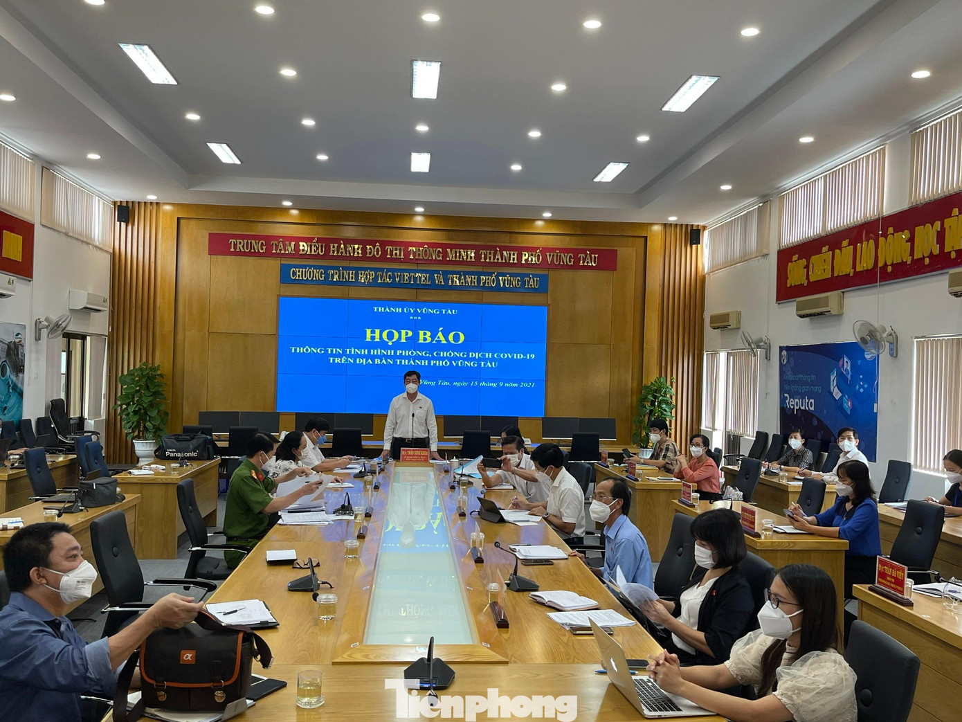 Ông Trần Đình Khoa, Bí thư TP. Vũng Tàu chủ trì cuộc họp báo. Ông Trần Đình Khoa, Bí thư TP. Vũng Tàu chủ trì cuộc họp báo.