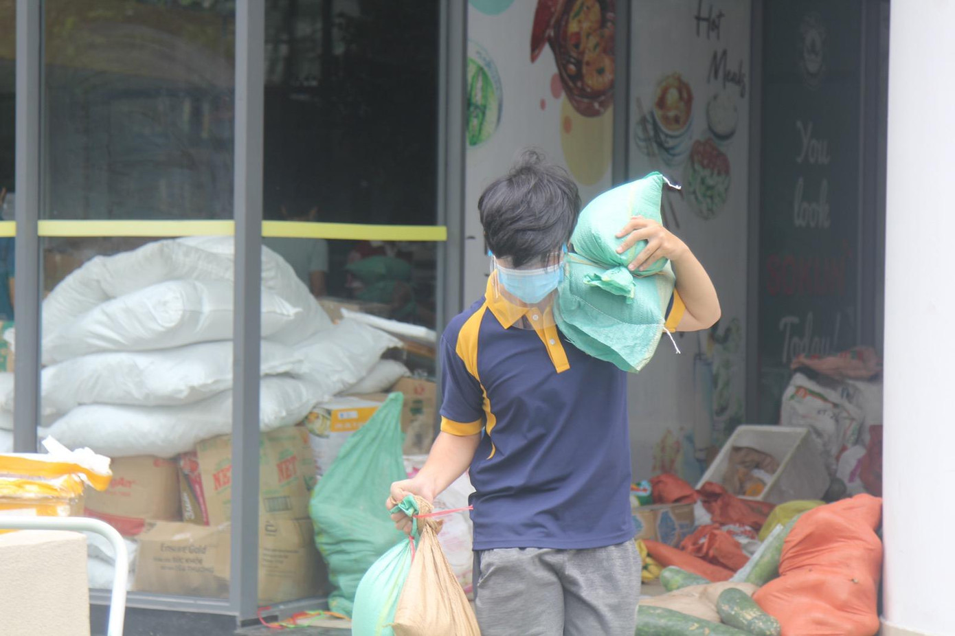 Bùi Huy Cường – Đoàn trường ĐH Quốc tế Hồng Bàng cho biết, năm nay nhiều sinh viên có hộ khẩu ở các tỉnh đã quyết định không về quê.