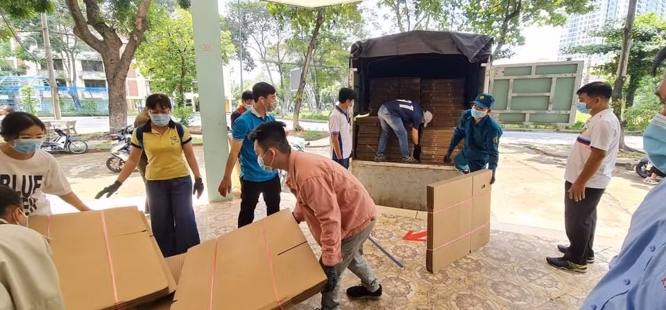 Trung tâm Quản lý KTX ĐHQG TP. HCM ra thông báo yêu cầu tất cả sinh viên nội trú rời khỏi ký túc xá này để trưng dụng thành khu cách ly tập trung. Trung tâm huy động thùng cạc tông để đóng đồ cho sinh viên.
