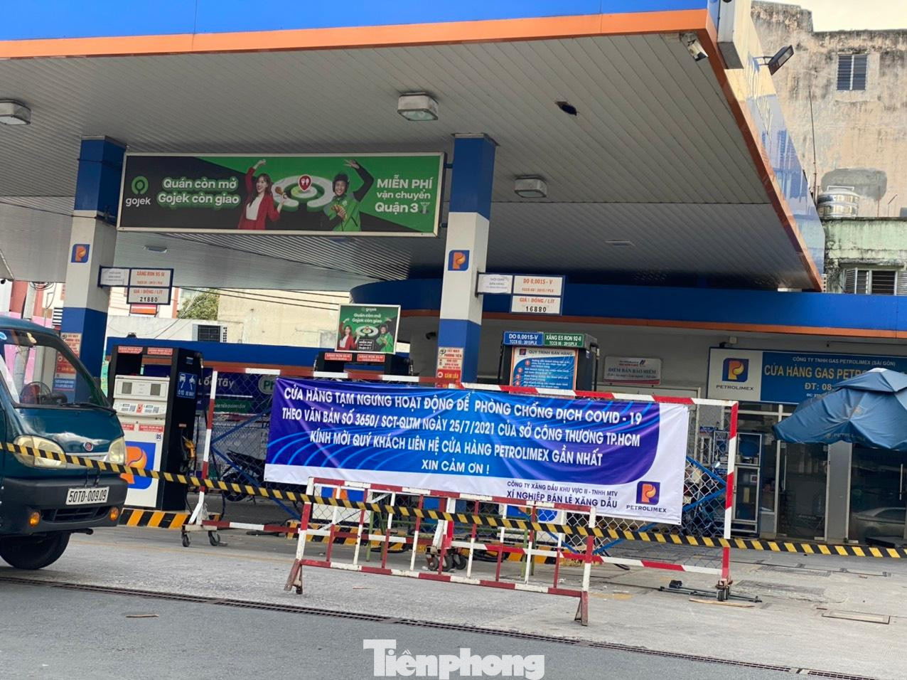 Cửa hàng xăng dầu này nêu lý do ngưng bán hàng là để phòng chống dịch COVID-19.