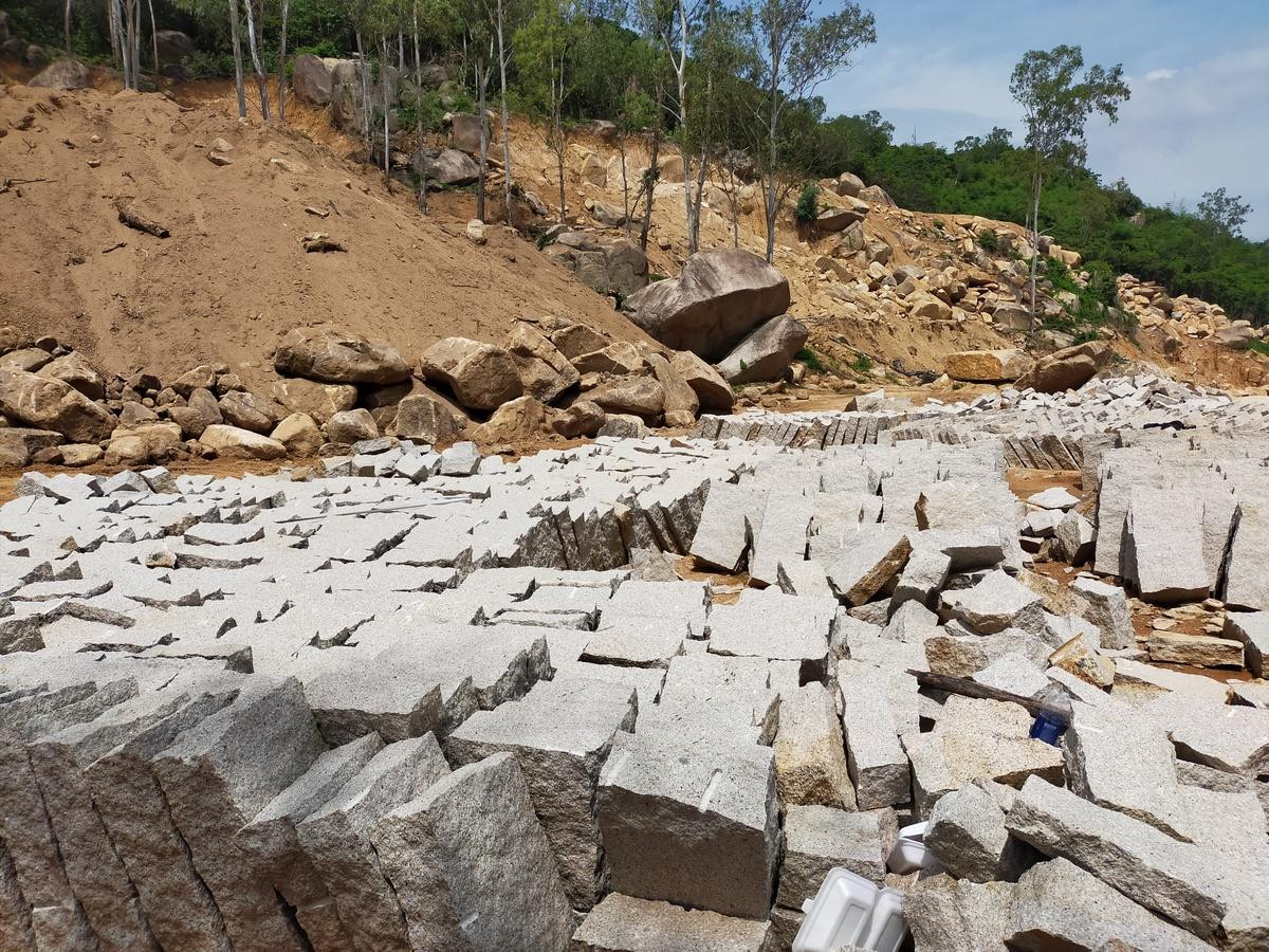 Núi Thị Vải bị băm nát, chẻ đá với số lượng lên tới hàng ngàn viên. Ảnh: Nguyễn Long. Núi Thị Vải bị băm nát, chẻ đá với số lượng lên tới hàng ngàn viên. Ảnh: Nguyễn Long.