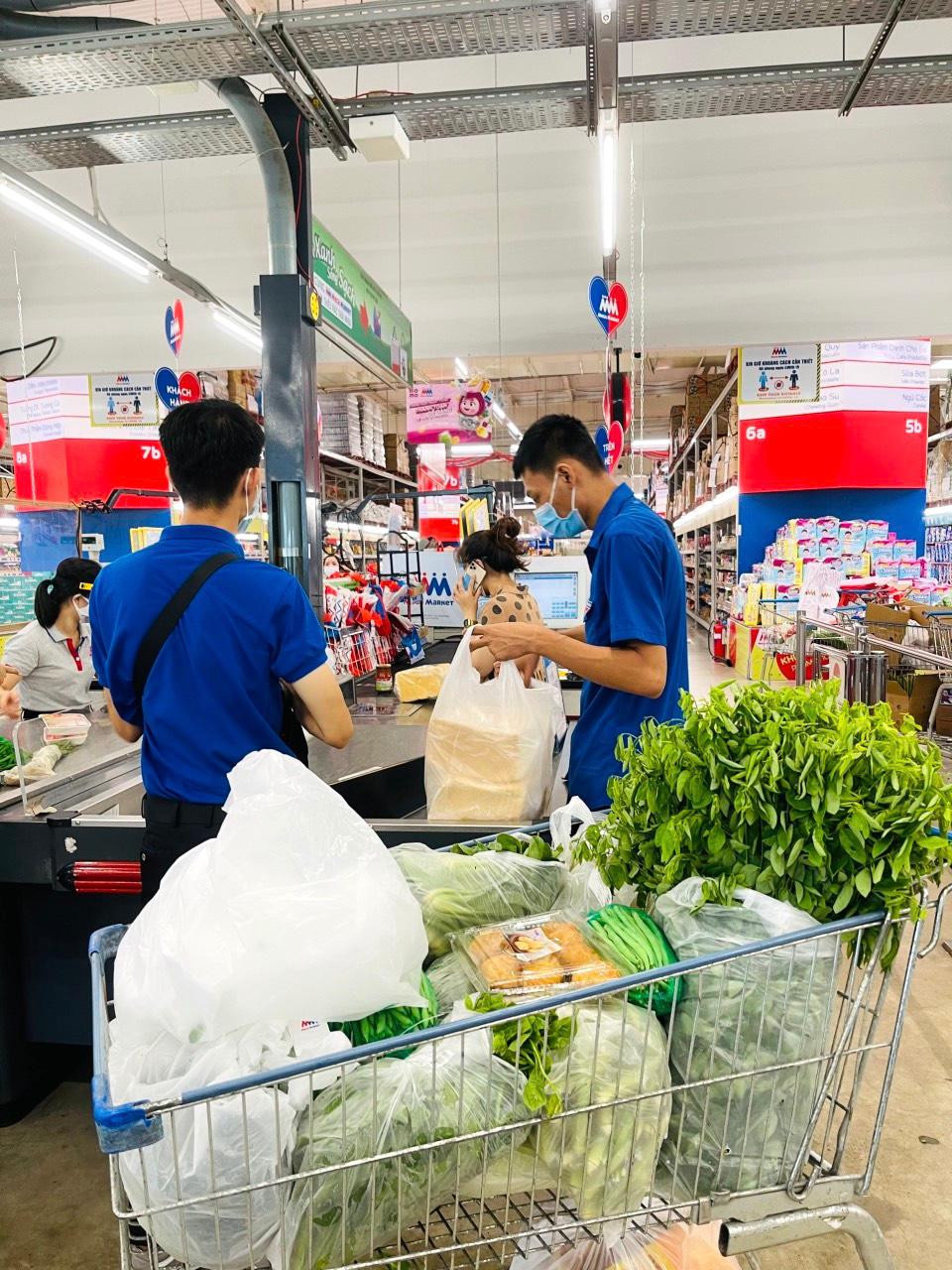 Thanh niên TP.Vũng Tàu, tỉnh Bà Rịa-Vũng Tàu đi mua thực phẩm cho người dân trong vùng phong tỏa.