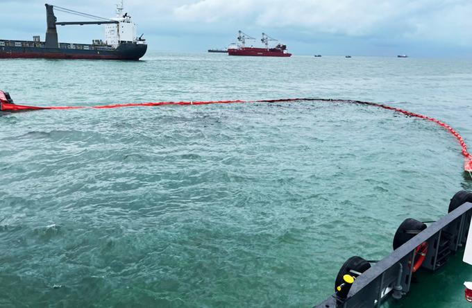 Lực lượng chức năng rải phao quanh xác tàu Mỹ An 1 bị chìm để ứng phó sự cố dầu tràn.