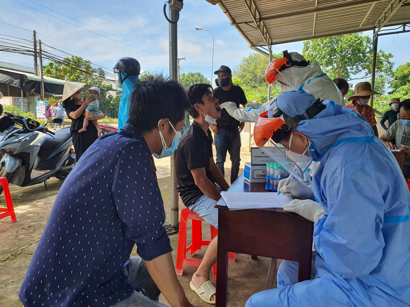 Xét nghiệm COVID-19 cho người dân huyện Xuyên Mộc, tỉnh Bà Rịa-Vũng Tàu. Ảnh: Nguyễn Long. Xét nghiệm COVID-19 cho người dân huyện Xuyên Mộc, tỉnh Bà Rịa-Vũng Tàu. Ảnh: Nguyễn Long.
