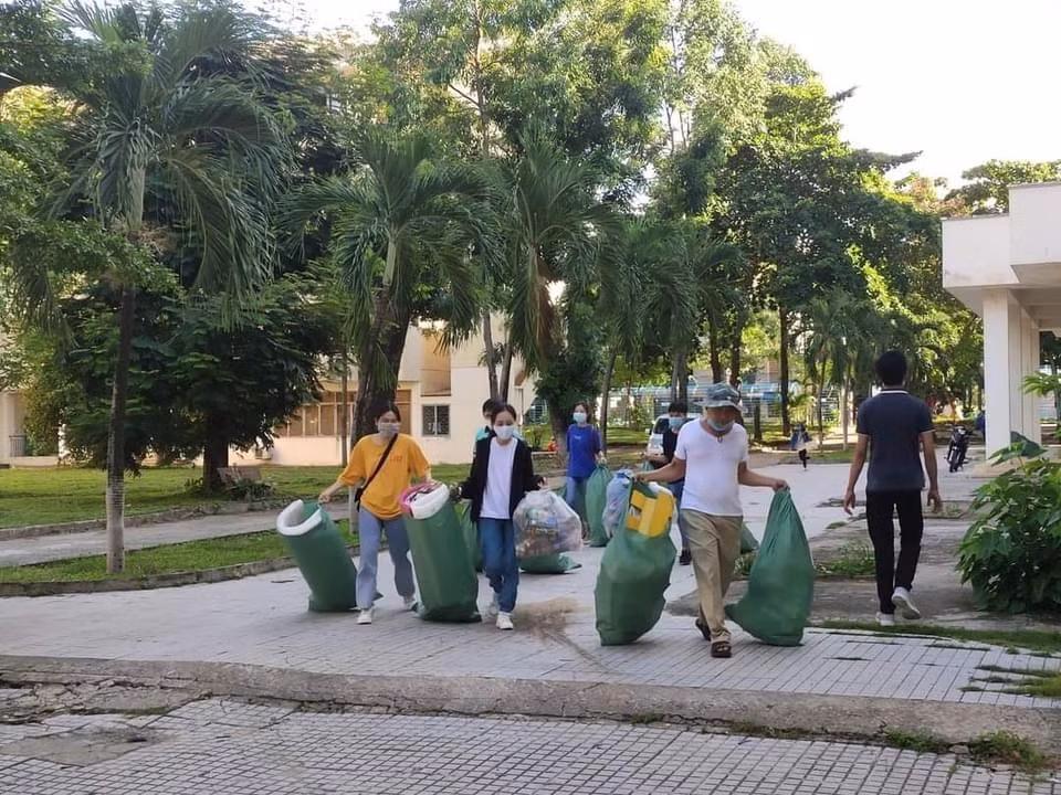 Trong phòng có tài sản gì của sinh viên đã được niêm phong hoặc có đồ đạc gì đều sẽ được bàn giao cụ thể. Nếu như trong phòng bị hư hỏng về điện, nước... thì sẽ đổi phòng cho người cách ly sang phòng dự trữ.