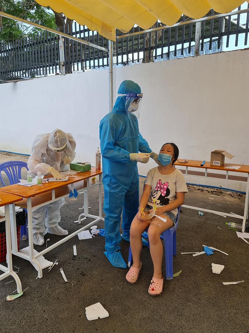 Sinh viên trường ĐH Y khoa Phạm Ngọc Thạch tham gia lấy mẫu xét nghiệm COVID-19 tại quận Bình Thạnh, TP. HCM. Ảnh: Trường ĐH Y khoa Phạm Ngọc Thạch.