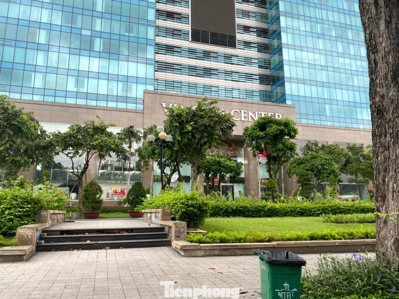 Ngay cả trung tâm thương mại Vincom Center cũng vắng vẻ lạ thường. Ngay cả trung tâm thương mại Vincom Center cũng vắng vẻ lạ thường.