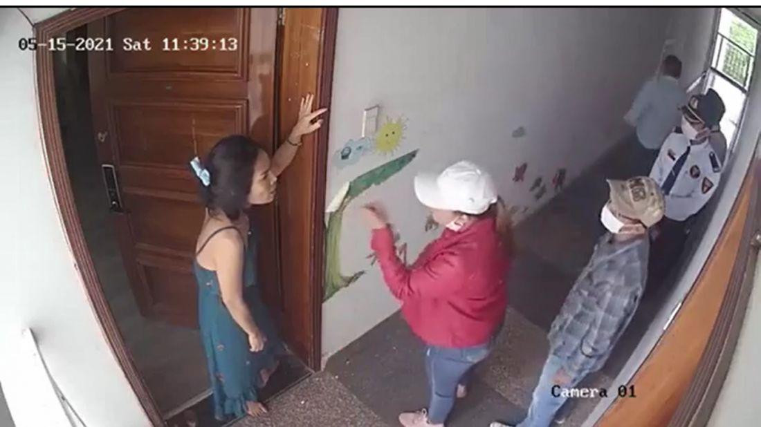 Trưởng ban quản lý chung cư New Saigon đưa người lạ xông lên tận nhà đe dọa cư dân. Ảnh cắt từ clip. Trưởng ban quản lý chung cư New Saigon đưa người lạ xông lên tận nhà đe dọa cư dân. Ảnh cắt từ clip.