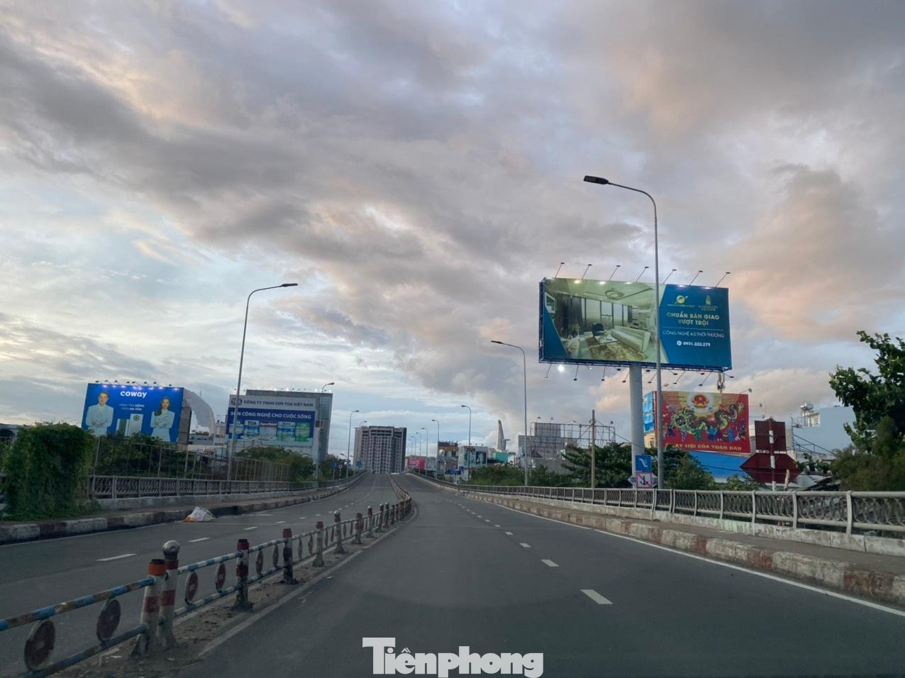 Cầu Kênh Tẻ, nối quận 4 và quận 7.