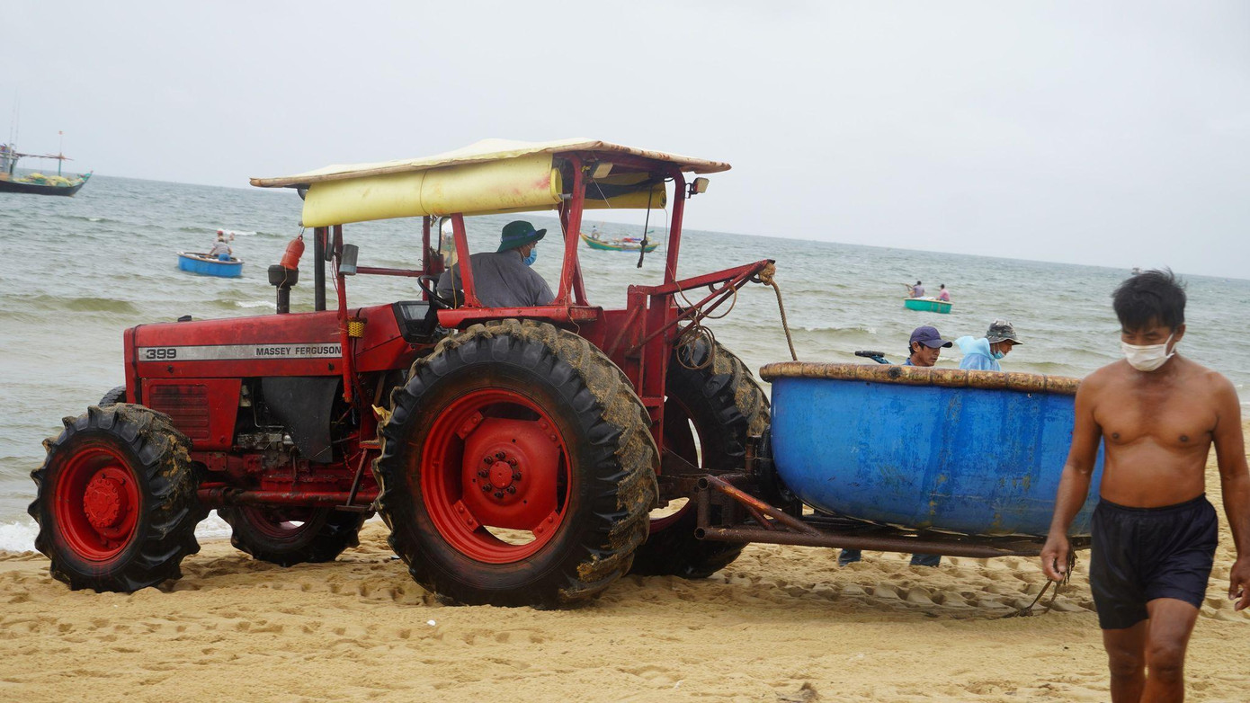 Sau khi vào bờ, ngư dân sẽ bán trực tiếp cho các thương lái địa phương đến thu mua, trong khi đó một số ngư dân bày bán ngay dưới bãi biển. Sau khi vào bờ, ngư dân sẽ bán trực tiếp cho các thương lái địa phương đến thu mua, trong khi đó một số ngư dân bày bán ngay dưới bãi biển.