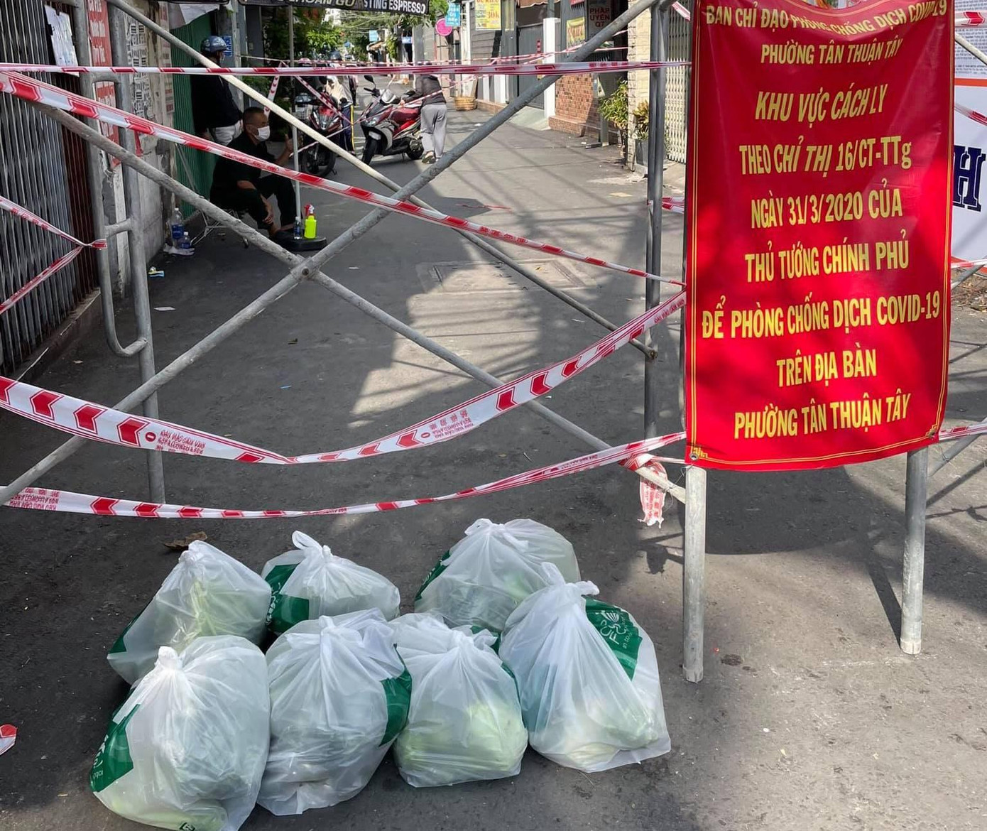 Hàng tiếp tế cho sinh viên trường ĐH Tài chính Marketing.