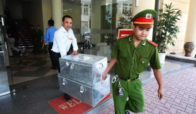 Công an sẽ cử cán bộ an ninh cùng với cán bộ của Bộ GD - ĐT tham gia vận chuyển đề thi từ nơi ra đề thi của Bộ GD - ĐT đến các Hội đồng thi để in sao đề thi. Công an sẽ cử cán bộ an ninh cùng với cán bộ của Bộ GD - ĐT tham gia vận chuyển đề thi từ nơi ra đề thi của Bộ GD - ĐT đến các Hội đồng thi để in sao đề thi.