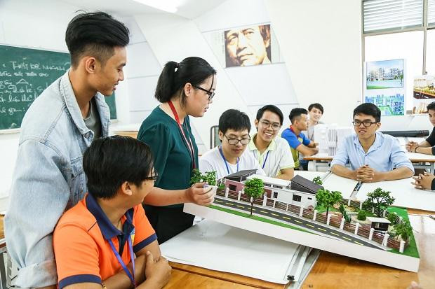 Các trường đại học, cao đẳng không được dạy học trực tiếp tại trường. Các trường đại học, cao đẳng không được dạy học trực tiếp tại trường.