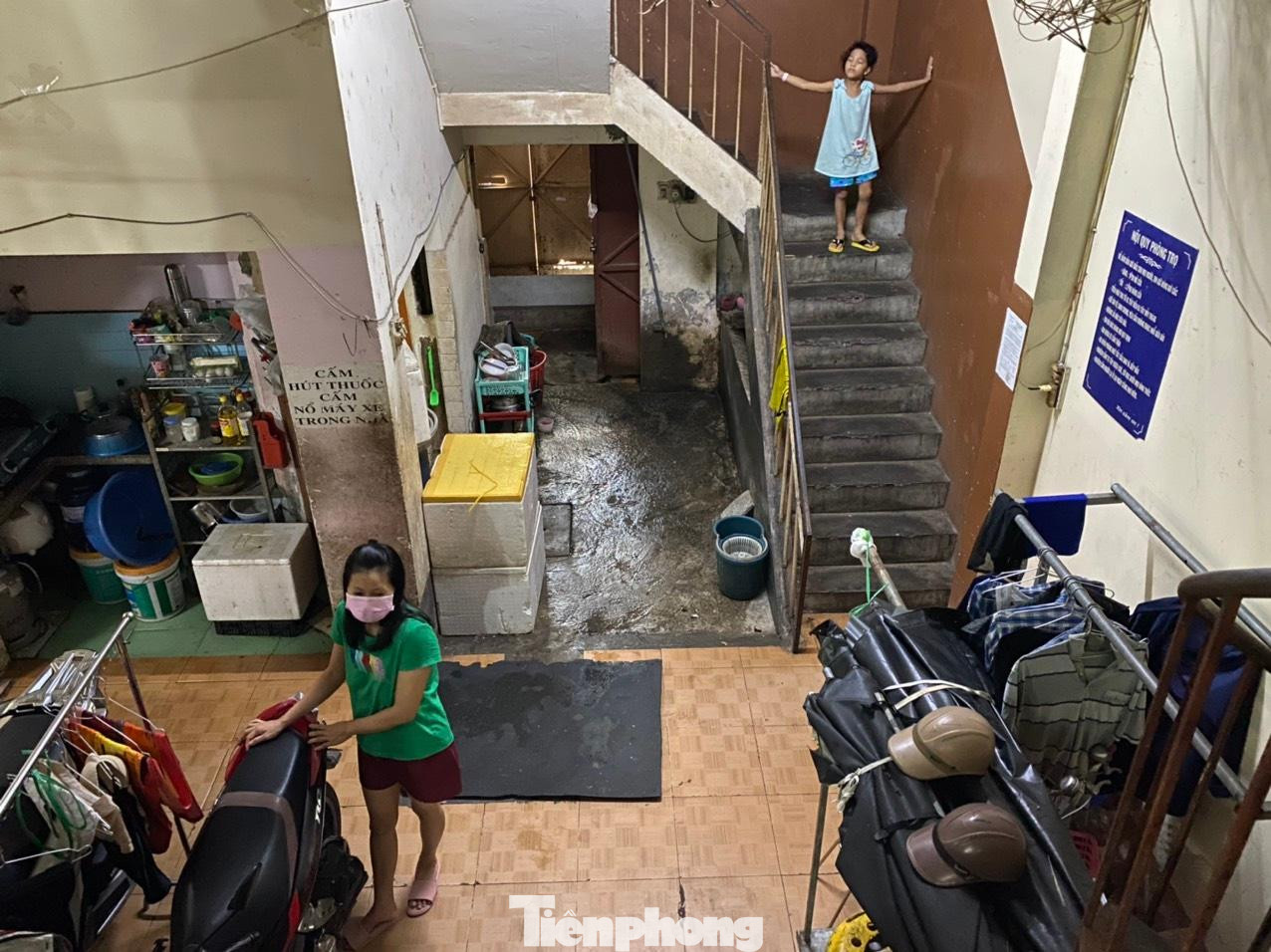 Khu 49/4 Trịnh Đình Trọng, phường 5 quận 11 có 28 phòng trọ với gần trăm nhân khẩu gần như kiệt quệ khi thất nghiệp gần 3 tháng qua. Nhiều người ở khu trọ này phải vay tiền bên ngoài, cầm cố giấy tờ để lấy tiền mua đồ ăn nhưng cũng không biết cầm cự được bao lâu. Khu 49/4 Trịnh Đình Trọng, phường 5 quận 11 có 28 phòng trọ với gần trăm nhân khẩu gần như kiệt quệ khi thất nghiệp gần 3 tháng qua. Nhiều người ở khu trọ này phải vay tiền bên ngoài, cầm cố giấy tờ để lấy tiền mua đồ ăn nhưng cũng không biết cầm cự được bao lâu.