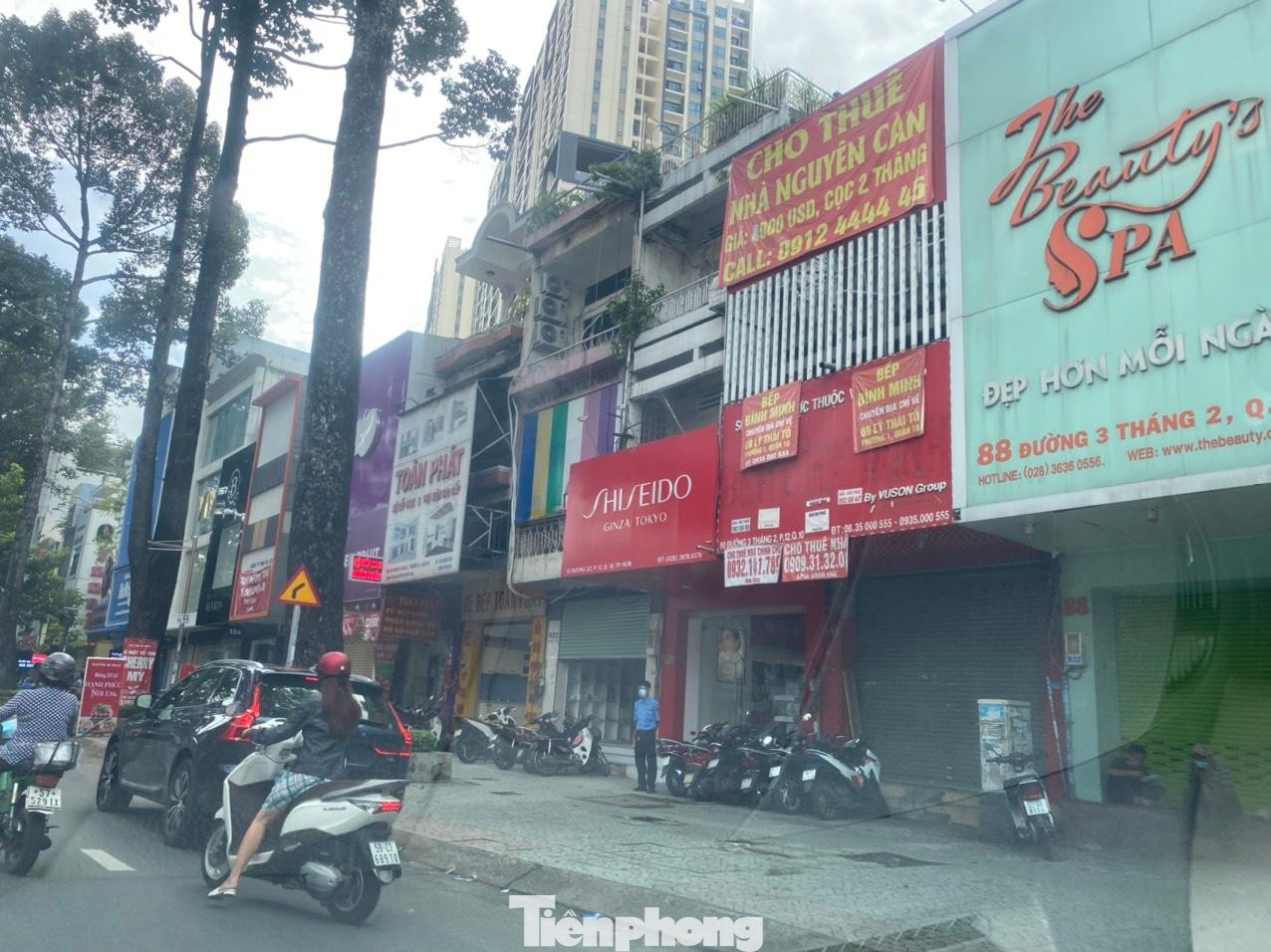 Chưa khi nào, mặt bằng nhà phố trên các tuyến đường sầm uất của TPHCM vắng như hiện tại.