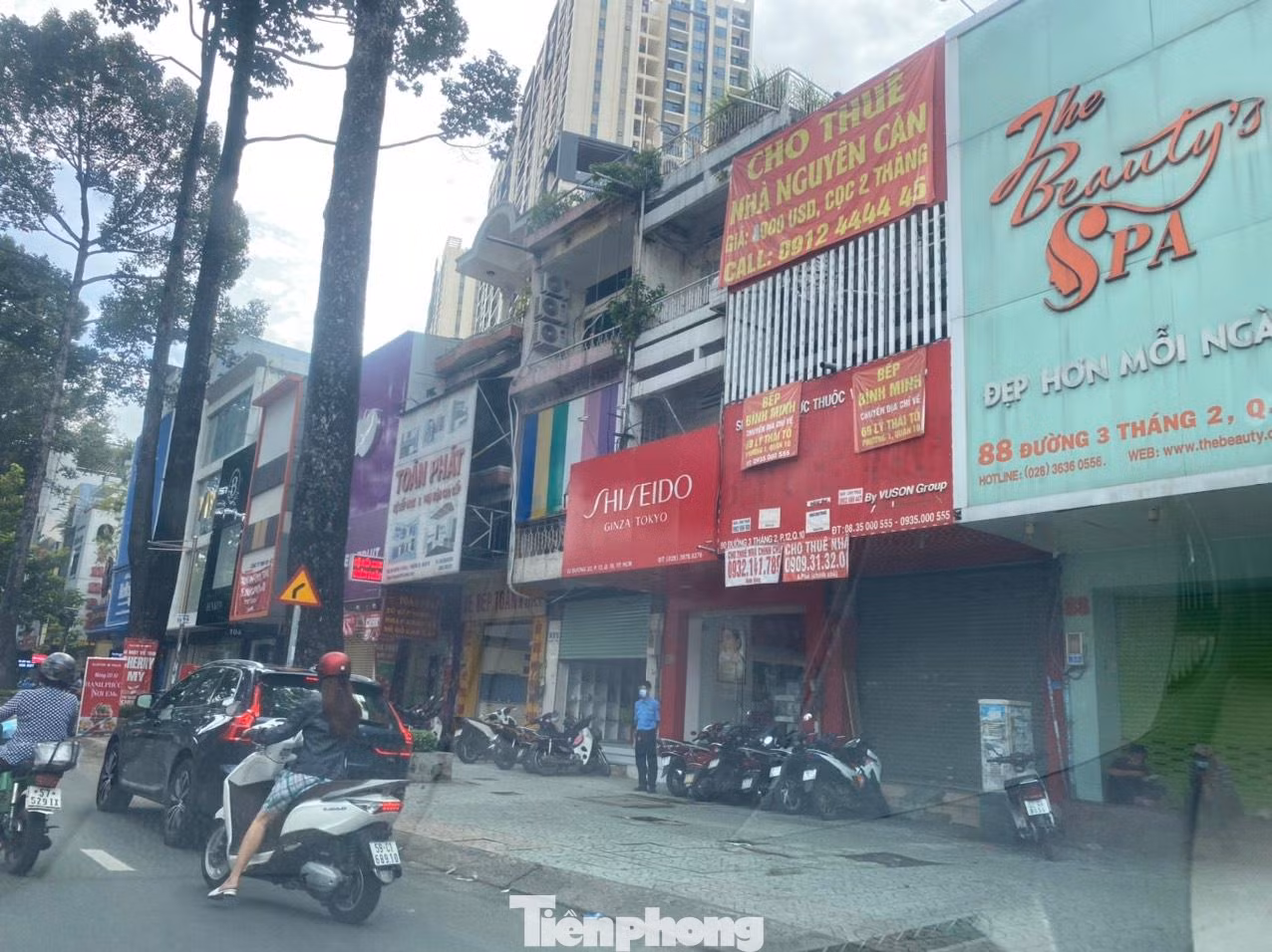 Chưa khi nào, mặt bằng nhà phố trên các tuyến đường sầm uất của TPHCM vắng như hiện tại.
