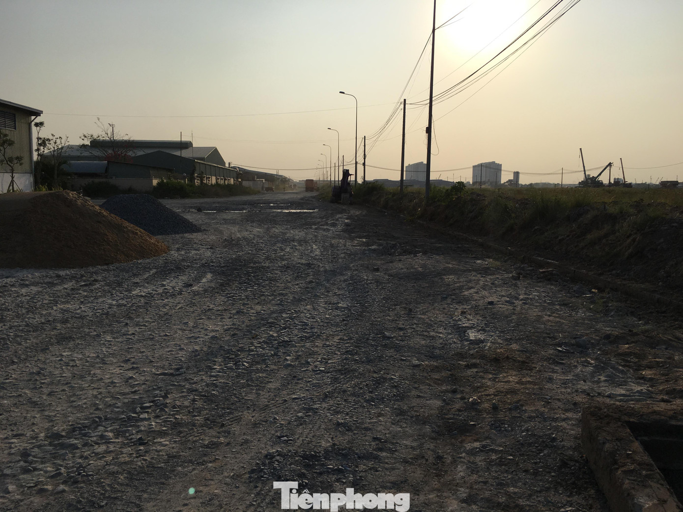 Cụ thể, khu cảng sông Phú Định có diện tích hơn 64 ha, với cơ cấu sử dụng đất gồm 6,04ha đất công nghiệp, kho tàng, bến bãi; hơn 44ha đất phức hợp có chức năng ở; hơn 4ha đất khu tái định cư cảng sông và hơn 10ha đất sông rạch. Sau đó, Công ty CP Cảng Phú Định có công văn gửi UBND TPHCM xin công nhận chủ đầu tư dự án Khu dân cư đô thị Cảng Phú Định tại phường 16, quận 8.